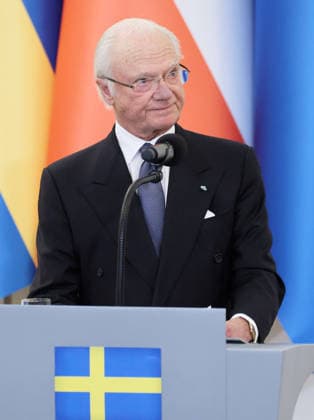 Swedish royal couple visits Poland Photo: Wojciech Olkusnik East News King of Sweden Carl XVI Gustaf and the president of Poland Karol Nawrocki (not pictured) attend a press briefing after their meeting at the Presidential Palace on March 10, 2026 in Warsaw, Poland. The Swedish royal couple pays a three-day state visit to Poland focused on strengthening bilateral ties, defense, and security. EN_01673827_0164 