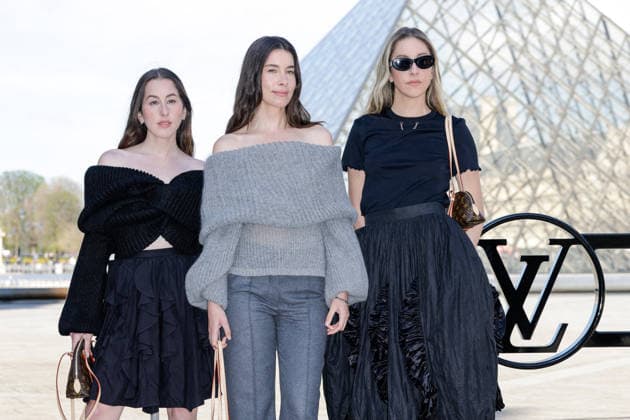 Alana Haim, Danielle Haim et Este Haim au photocall du défilé Louis Vuitton Collection Femme Prêt à Porter Automne Hiver 2026 2027 lors de la Fashion Week de Paris, le 10 mars 2026 Olivier Borde Bestimage Photocall of Louis Vuitton Women Ready to Wear Fall Winter 2026 2027 Collection fashion show, during Paris Fashion Week on march 10 2026 Paris France  Copyright: xOLIVIERxBORDEx xBESTIMAGExOLIVIERxBORDEx xBESTIMAGEx