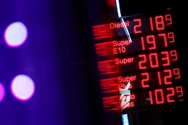 Spritpreise an einer nächtlichen Tankstelle bei Köln. Preissteigerungen wegen des Iran-Krieg und der möglichen Schließung der Meerenge von Hormuz machen das Tanken in Deutschland bereits jetzt immer teurer: Diesel und Benzin springen über die 2-Euro-Marke. Schon bringt die Politik eine Spritpreisbremse ins Gespräch. (Themenbild, Symbolbild) Frechen, 09.03.2026 NRW Deutschland *** Fuel prices at a petrol station near Cologne at night Price increases due to the Iran war and the possible closure of the Strait of Hormuz are already making refueling in Germany increasingly expensive Diesel and petrol are already jumping over the 2 euro mark Politicians are already discussing a fuel price brake Themed picture, symbolic picture Frechen, 09 0 Copyright: xChristophxHardtx