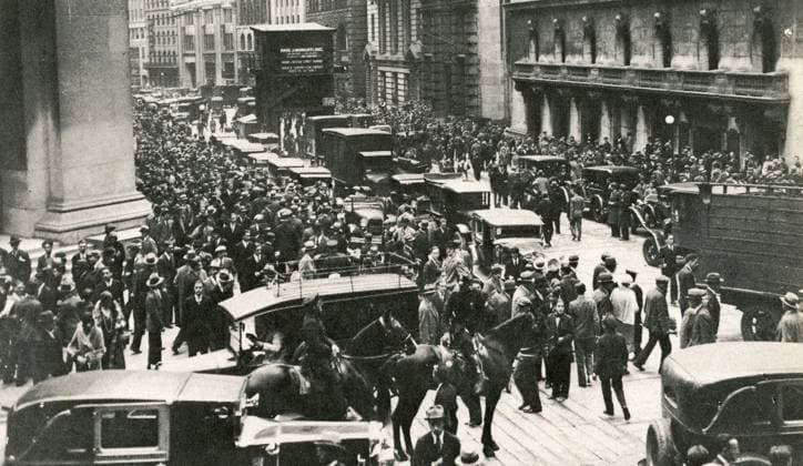 RECORD DATE NOT STATED Crowds and police outside the New York Stock Exchange after the Wall Street Crash, 24 October 1929 - Black Thursday. Copyright: xWorldxHistoryxArchivex