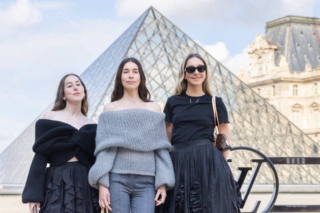 PFW - Louis Vuitton Photocall Alana Haim, Danielle Haim and Este Haim pictured on photocall of Louis Vuitton Womenswear Fall Winter 2026-2027 show as part of Paris Fashion Week at Louvre Museum, in Paris, France on March 10, 2026. Photo by Alexis Jumeau ABACAPRESS.COM Paris France  Copyright: xJumeauxAlexis ABACAx