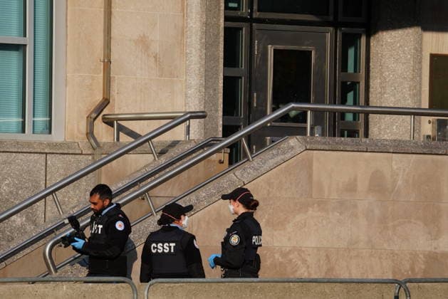 March 10, 2026, Toronto, On, CANADA: Des agents de la police de Toronto recherchent des preuves au consulat amo ricain o Toronto, le mardi 10 mars 2026. La police enquoÂªte sur des informations selon lesquelles le consulat des o°tats-Unis, situo au centre-ville de Toronto, aurait o to la cible de tirs toÂ t mardi matin. LA PRESSE CANADIENNE Toronto CANADA  - ZUMAc35_ 20260310_zaf_c35_016 Copyright: xFrankxGunnx