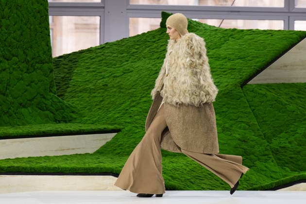 PFW - Louis Vuitton Runway LZ A model walks the runway during the Louis Vuitton Winter 2026-2027 show as part of Paris Fashion Week on March 10, 2026 at Carre du Louvre in Paris, France. Photo by Laurent Zabulon ABACAPRESS.COM  Copyright: xZabulonxLaurent ABACAx