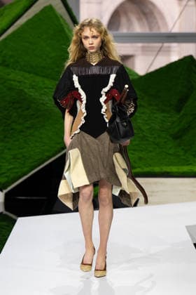 PFW - Louis Vuitton Runway LZ A model walks the runway during the Louis Vuitton Winter 2026-2027 show as part of Paris Fashion Week on March 10, 2026 at Carre du Louvre in Paris, France. Photo by Laurent Zabulon ABACAPRESS.COM  Copyright: xZabulonxLaurent ABACAx