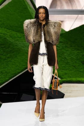 PFW - Louis Vuitton Runway LZ A model walks the runway during the Louis Vuitton Winter 2026-2027 show as part of Paris Fashion Week on March 10, 2026 at Carre du Louvre in Paris, France. Photo by Laurent Zabulon ABACAPRESS.COM  Copyright: xZabulonxLaurent ABACAx