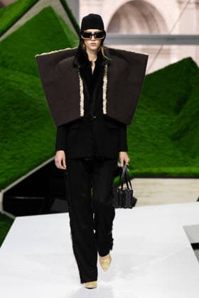 PFW - Louis Vuitton Runway LZ A model walks the runway during the Louis Vuitton Winter 2026-2027 show as part of Paris Fashion Week on March 10, 2026 at Carre du Louvre in Paris, France. Photo by Laurent Zabulon ABACAPRESS.COM  Copyright: xZabulonxLaurent ABACAx