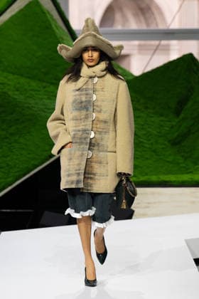PFW - Louis Vuitton Runway LZ A model walks the runway during the Louis Vuitton Winter 2026-2027 show as part of Paris Fashion Week on March 10, 2026 at Carre du Louvre in Paris, France. Photo by Laurent Zabulon ABACAPRESS.COM  Copyright: xZabulonxLaurent ABACAx