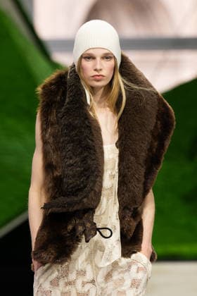 PFW - Louis Vuitton Runway LZ A model walks the runway during the Louis Vuitton Winter 2026-2027 show as part of Paris Fashion Week on March 10, 2026 at Carre du Louvre in Paris, France. Photo by Laurent Zabulon ABACAPRESS.COM  Copyright: xZabulonxLaurent ABACAx