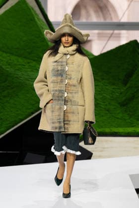 PFW - Louis Vuitton Runway LZ A model walks the runway during the Louis Vuitton Winter 2026-2027 show as part of Paris Fashion Week on March 10, 2026 at Carre du Louvre in Paris, France. Photo by Laurent Zabulon ABACAPRESS.COM  Copyright: xZabulonxLaurent ABACAx
