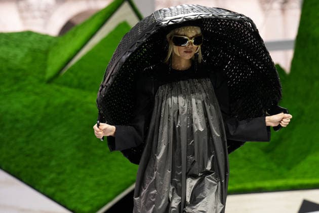 PFW - Louis Vuitton Runway LZ A model walks the runway during the Louis Vuitton Winter 2026-2027 show as part of Paris Fashion Week on March 10, 2026 at Carre du Louvre in Paris, France. Photo by Laurent Zabulon ABACAPRESS.COM  Copyright: xZabulonxLaurent ABACAx