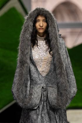 PFW - Louis Vuitton Runway LZ A model walks the runway during the Louis Vuitton Winter 2026-2027 show as part of Paris Fashion Week on March 10, 2026 at Carre du Louvre in Paris, France. Photo by Laurent Zabulon ABACAPRESS.COM  Copyright: xZabulonxLaurent ABACAx