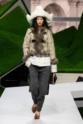 PFW - Louis Vuitton Runway LZ A model walks the runway during the Louis Vuitton Winter 2026-2027 show as part of Paris Fashion Week on March 10, 2026 at Carre du Louvre in Paris, France. Photo by Laurent Zabulon ABACAPRESS.COM  Copyright: xZabulonxLaurent ABACAx