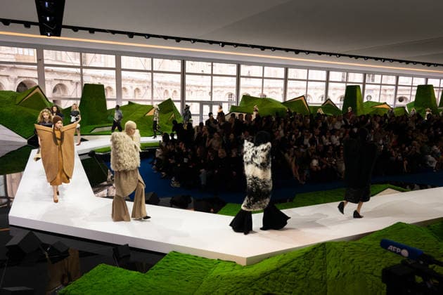 PFW - Louis Vuitton Runway LZ A model walks the runway during the Louis Vuitton Winter 2026-2027 show as part of Paris Fashion Week on March 10, 2026 at Carre du Louvre in Paris, France. Photo by Laurent Zabulon ABACAPRESS.COM  Copyright: xZabulonxLaurent ABACAx