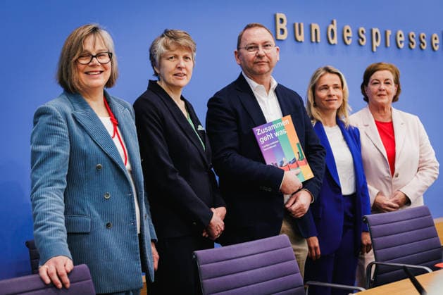 V.l.n.r.: Eva Maria Welskop-Deffaa, Praesidentin des Deutschen Caritasverbandes; Verena Graichen, Bundesgeschaeftsfuehrerin Politik beim Bund fuer Umwelt und Naturschutz Deutschland (BUND); Frank Werneke, Vorsitzender der Vereinten Dienstleistungsgewerkschaft (ver.di); Verena Bentele, Praesidentin des Sozialverbands VdK Deutschland und Michaela Engelmeier, Vorstandsvorsitzende des Sozialverbands Deutschland (SoVD), aufgenommen im Rahmen einer Bundespressekonferenz. Berlin, 10.03.2026. Berlin Deutschland *** F l n r Eva Maria Welskop Deffaa, President of the German Caritas Association Verena Graichen, Federal Director of Policy at the German Federation for the Environment and Nature Conservation BUND Frank Werneke, Chairman of the United Se Copyright: xNeelexJanssenx