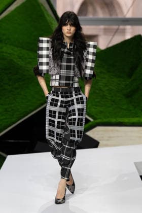 PFW - Louis Vuitton Runway LZ A model walks the runway during the Louis Vuitton Winter 2026-2027 show as part of Paris Fashion Week on March 10, 2026 at Carre du Louvre in Paris, France. Photo by Laurent Zabulon ABACAPRESS.COM  Copyright: xZabulonxLaurent ABACAx