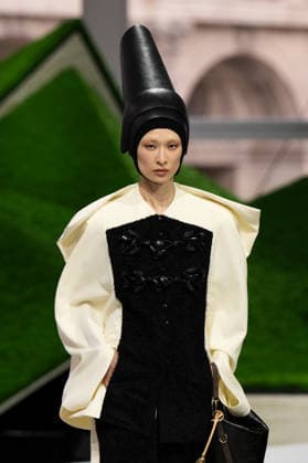PFW - Louis Vuitton Runway LZ A model walks the runway during the Louis Vuitton Winter 2026-2027 show as part of Paris Fashion Week on March 10, 2026 at Carre du Louvre in Paris, France. Photo by Laurent Zabulon ABACAPRESS.COM  Copyright: xZabulonxLaurent ABACAx