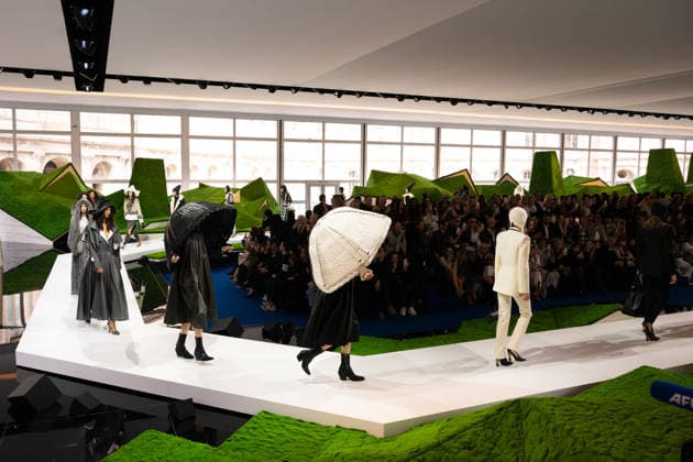PFW - Louis Vuitton Runway LZ A model walks the runway during the Louis Vuitton Winter 2026-2027 show as part of Paris Fashion Week on March 10, 2026 at Carre du Louvre in Paris, France. Photo by Laurent Zabulon ABACAPRESS.COM  Copyright: xZabulonxLaurent ABACAx