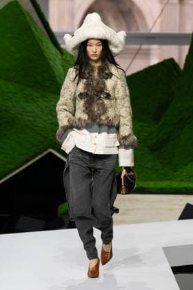 PFW - Louis Vuitton Runway LZ A model walks the runway during the Louis Vuitton Winter 2026-2027 show as part of Paris Fashion Week on March 10, 2026 at Carre du Louvre in Paris, France. Photo by Laurent Zabulon ABACAPRESS.COM  Copyright: xZabulonxLaurent ABACAx