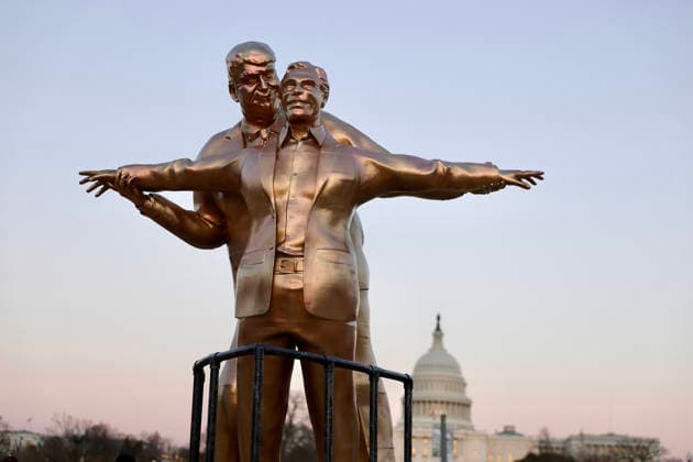 News Bilder des Tages #2 WASHINGTON, D.C. - MARCH 10: A statue erected by a group known as The Secret Handshake of Donald Trump and Jeffrey Epstein inspired by the film, Titanic, seen at the National Mall in Washington, D.C. on March 10, 2026. Copyright: xmpi34x