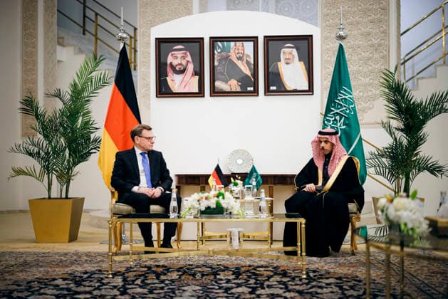 News Bilder des Tages #2 Johann Wadephul (CDU), Bundesaussenminister, trifft S.H. Prinz Faisal bin Farhan bin Abdullah bin Faisal bin Farhan Al Saud, Minister fuer Auswaertige Angelegenheiten des Koenigreichs Saudi-Arabien zu einem Gespraech in Riad. 10.03.2026. Fotografiert im Auftrag des Auswaertigen Amtes (AA) Riad Saudi Arabien *** Johann Wadephul CDU , Federal Foreign Minister, meets H H Prince Faisal bin Farhan bin Abdullah bin Faisal bin Farhan Al Saud, Minister of Foreign Affairs of the Kingdom of Saudi Arabia for talks in Riyadh 10 03 2026 Photographed on behalf of the Federal Foreign Office AA Riyadh Saudi Arabia Copyright: xFelixxZahn AAx