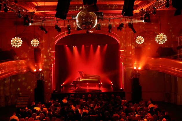 Konzertbesucher vor Beginn des Konzerts von Nika Roza Danilova alias Zola Jesus im Heimathafen Neukölln in Berlin, 10. März 2026. Zola Jesus Konzert Berlin