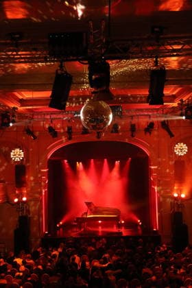 Konzertbesucher vor Beginn des Konzerts von Nika Roza Danilova alias Zola Jesus im Heimathafen Neukölln in Berlin, 10. März 2026. Zola Jesus Konzert Berlin
