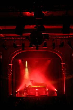 Nika Roza Danilova alias Zola Jesus bei einem Konzert im Heimathafen Neukölln in Berlin, 10. März 2026. Zola Jesus Konzert Berlin