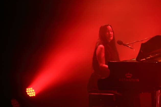 Nika Roza Danilova alias Zola Jesus bei einem Konzert im Heimathafen Neukölln in Berlin, 10. März 2026. Zola Jesus Konzert Berlin