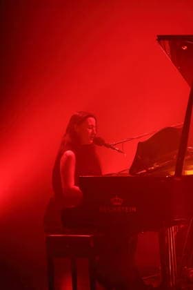 Nika Roza Danilova alias Zola Jesus bei einem Konzert im Heimathafen Neukölln in Berlin, 10. März 2026. Zola Jesus Konzert Berlin