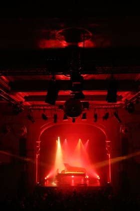 Nika Roza Danilova alias Zola Jesus bei einem Konzert im Heimathafen Neukölln in Berlin, 10. März 2026. Zola Jesus Konzert Berlin