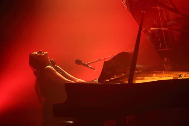 Nika Roza Danilova alias Zola Jesus bei einem Konzert im Heimathafen Neukölln in Berlin, 10. März 2026. Zola Jesus Konzert Berlin