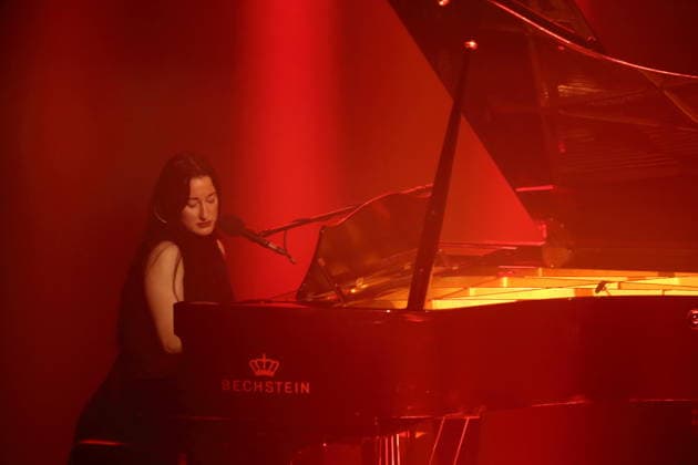 Nika Roza Danilova alias Zola Jesus bei einem Konzert im Heimathafen Neukölln in Berlin, 10. März 2026. Zola Jesus Konzert Berlin
