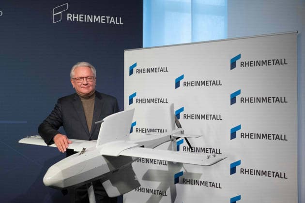 Armin PAPPERGER, Vorstandsvorsitzender, CEO, mit dem Modell einer Kamikaze-Drohne, die von Rheinmetall produziert wird, Bilanzpressekonferenz Bilanz-PK, BPK der Rheinmetall AG am 11.03.2023 in Duesseldorf Deutschland. *** Armin PAPPERGER, Chairman of the Executive Board, CEO, with the model of a kamikaze drone produced by Rheinmetall, Annual Press Conference Balance Sheet PK, BPK of Rheinmetall AG on 11 03 2023 in Duesseldorf Germany