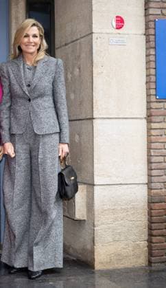 Amsterdam, The Netherlands, 2026-03-11 11:27:35 AMSTERDAM, March 11, 2026, LAB111 Queen Maxima presenting a workbook to the Anne-Bo Foundation at LAB111 in Amsterdam. The foundation focuses on girls for whom studying is not a given, for example, because they grow up in poverty, have a history of refugee status, or come from youth care. PHOTO: NLBeeld Patrick van Emst Credit: NL Beeld Patrick van Emst  Copyright: xx x