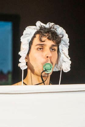 abb Oliver Nitsche - Felix Krull Hauptdarsteller in Maske und Kostuem auf der Buehne bei der Fotoprobe zum Szene zum Theaterstueck Bekenntnisse des Hochstablers Felix Krull im Schlosspark Theater Mittwoch 11.03.2026 in Berlin Berlin Deutschland
