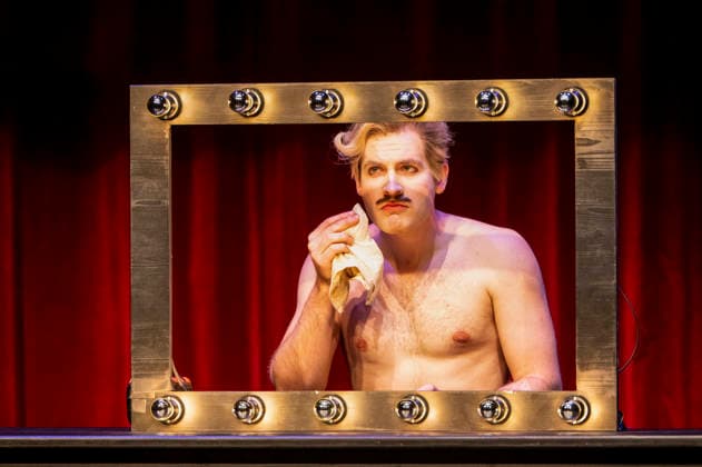 abb Jakob Wenig Darsteller in Maske und Kostuem auf der Buehne bei der Fotoprobe zum Szene zum Theaterstueck Bekenntnisse des Hochstablers Felix Krull im Schlosspark Theater Mittwoch 11.03.2026 in Berlin Berlin Deutschland