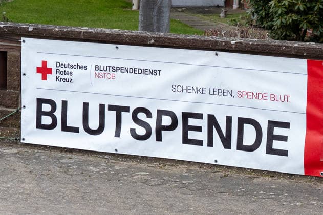 Deutsches Rotes Kreuz, Blutspende, Blutspendedienst, DRK, Spendenaktion, medizinische Versorgung, Gesundheitssystem, Spender, Blutkonserve, Notfallmedizin, Rettungsdienst, Humanitäre Hilfe, Ehrenamt, Gesundheitsversorgung, Kampagne, Gesundheitswesen, Deutschland, Gesundheitskampagne, Versorgungssicherheit, Banner, Blutreserve *** German Red Cross, blood donation, blood donation service, DRK, donation campaign, medical care, healthcare system, donor, blood reserve, emergency medicine, rescue service, humanitarian aid, volunteering, healthcare, campaign, healthcare system, Germany, healthcare campaign, security of supply, banner, blood reserve Copyright: xSvenxHeidmannx