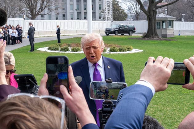 March 11, 2026, Washington, Dc, United States: President DONALD TRUMP takes questions from the media on Iran, Europe and voter identification as he boards Marine One for a flight to Kentucky on March 11, 2026. Washington United States  - ZUMAl312 20260311_znp_l312_023 Copyright: xAndrewxLeydenx
