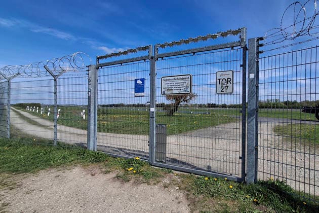 Stockbilder 03 2026 Zaun mit Stacheldraht am Flughafen Hamburg Hamburg Deutschland *** Stock photos 03 2026 Fence with barbed wire at Hamburg Airport Hamburg Germany Copyright: xLobeca RalfxHomburgx