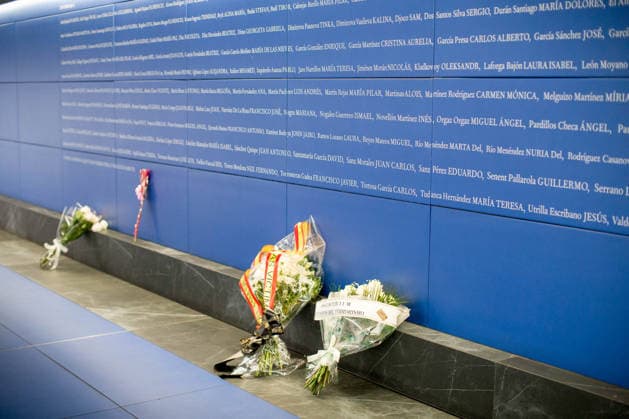 Tribute to the victims of 11M in Madrid - 11 Mar 2026 A bouquet of flowers remains at the memorial to the victims of the March 11th jihadist attacks on the 22nd anniversary at Atocha train station. On March 11, 2004, 192 people lost their lives after several bombs exploded on the Madrid train network, making it the deadliest terrorist attack in Spanish history. Madrid Spain Copyright: xLuisxSotox xSOPAxImagesx LSOTOTAA07
