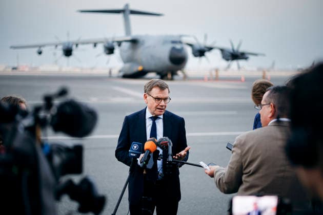 Johann Wadephul (CDU), Bundesaussenminister, gibt am Flughafen in Doha Journalisten ein Statement. 11.03.2026. Fotografiert im Auftrag des Auswaertigen Amtes (AA) Doha Katar *** Johann Wadephul CDU , Federal Foreign Minister, gives a statement to journalists at the airport in Doha 11 03 2026 Photographed on behalf of the Federal Foreign Office AA Doha Qatar Copyright: xFelixxZahn AAx