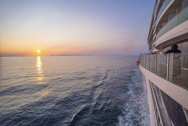 Blick auf den Sonnenuntergang vom Kreuzfahrtschiff in der Nordsee in der Nähe von Norwegen, Norwegen, Skandinavien View of sunset from cruise ship in the North Sea near Norway, Norway, Scandinavia Copyright: imageBROKER FrankxFell roberthar iblwat16427623.jpg