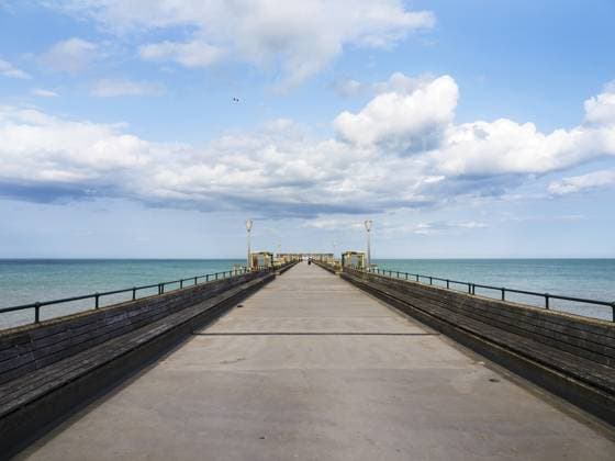 Blick auf den langen Pier, der sich mit Wolken am Himmel in Deal, Kent, Großbritannien, an einem klaren Tag ins Meer erstreckt View of the long pier extending into the sea with clouds in the sky at Deal, Kent, United Kingdom on a clear day Copyright: imageBROKER MarkxSunderland robe iblwat16428170.jpg
