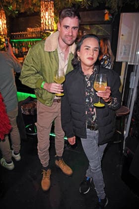 Jeldos Stecker mit Freund Patrick Zoch bei der ERÖFFNUNG DER OLIVIA JONES DSCHUNGELBAR auf der Grosse Freiheit in Hamburg am 11.03.2026