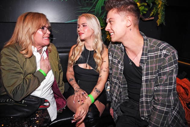Claudia Effenberg, Gina Beckmann, Tim Rasch bei der ERÖFFNUNG DER OLIVIA JONES DSCHUNGELBAR auf der Grosse Freiheit in Hamburg am 11.03.2026