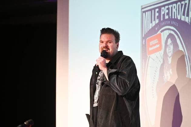 Mille (Kreator) präsentiert seine Biographie Exklusive Lesung und Gespräch mit Co-Autor Torsten Groß in Essen ** NUR FÜR REDAKTIONELLE ZWECKE ** EDITORIAL USE ONLY **<p>Veranstalter Dennis Hasemann (Buchhandlung Schmitz) am Mittwoch, 11. März 2026 bei der Lesung und Gespräch mit Mille (Kreator) und Co-Autor Torsten Groß im Marienforum im Mariengymnasium in Essen. Deutschland NRW Essen Copyright: VladimirxWegener