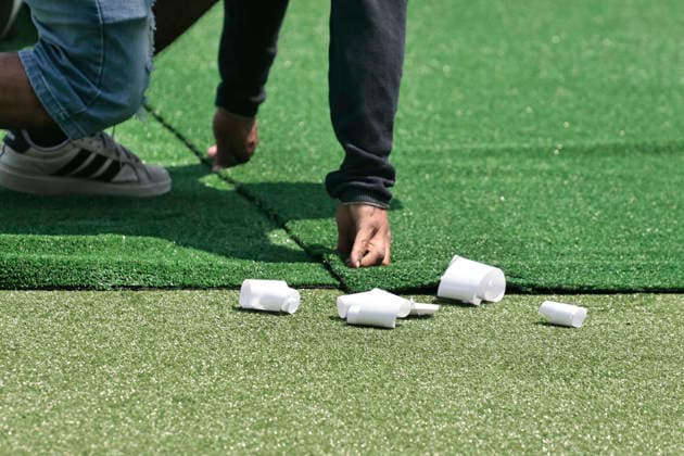 Mexiko, Guinness Rekordversuch für größte Fußball-Stunde in Mexiko-Stadt March 11, 2026, Mexico City, Cdmx, Mexico: In Mexico City s Plaza de la Constitucio³n, workers are installing artificial turf to break the Guinness World Record for the largest soccer class in the world. The event, which will bring together ten thousand people, is scheduled for March 15th. Workers are laying 25,000 sheets of artificial turf to transform the Zo³calo into a giant soccer field. This event has the support and authorization of FIFA in anticipation of the upcoming World Cup inauguration at Estadio Azteca, now called Estadio Banorte Ciudad de Mo xico. Mexico City Mexico - ZUMAp204 20260311_zip_p204_061 Copyright: xJosuexPerezx