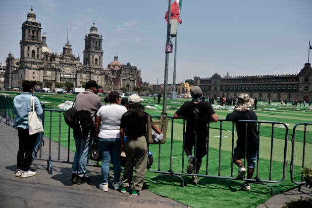 Mexiko, Guinness Rekordversuch für größte Fußball-Stunde in Mexiko-Stadt March 11, 2026, Mexico City, Cdmx, Mexico: In Mexico City s Plaza de la Constitucio³n, workers are installing artificial turf to break the Guinness World Record for the largest soccer class in the world. The event, which will bring together ten thousand people, is scheduled for March 15th. Workers are laying 25,000 sheets of artificial turf to transform the Zo³calo into a giant soccer field. This event has the support and authorization of FIFA in anticipation of the upcoming World Cup inauguration at Estadio Azteca, now called Estadio Banorte Ciudad de Mo xico. Mexico City Mexico - ZUMAp204 20260311_zip_p204_064 Copyright: xJosuexPerezx