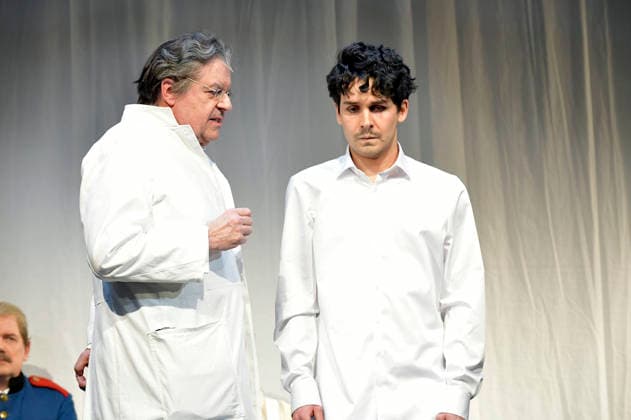 Gerhard Mohr und Adrian Djokic bei der Fotoprobe zum Theaterstück Bekenntnisse des Hochstaplers Felix Krull im Schlosspark Theater. Berlin, 11.03.2026