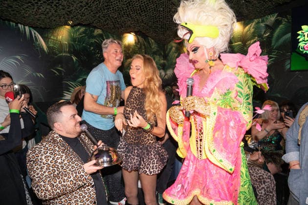 Dschungel-Prüfung mit Giulia Siegel, die ein Auge auf der Bühne verspeisen muss - Barbetreiberin Olivia Jones mit Reality-Darstellerin Giulia Siegel und Reality-Darsteller Hubert Fella;Opening Party Olivias Dschungel Bar - Olivia Jones Bar auf der Großen Freiheit St. Pauli, Hamburg, Hamburg Hamburg Deutschland Große Freiheit